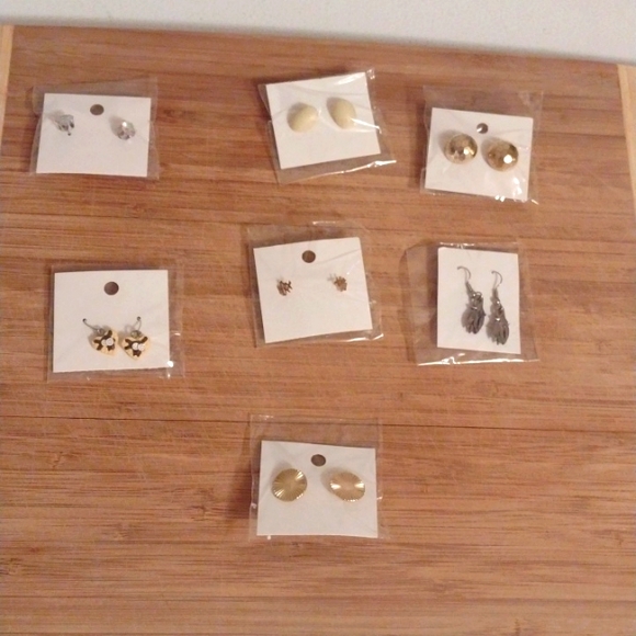 Lot of 7 pierced post & hook earrings - Picture 1 of 7